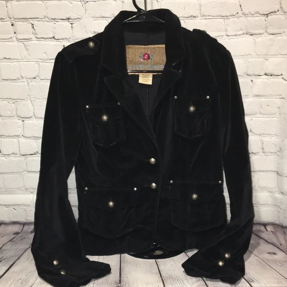 BB Dakota velvet black military jacket with fleur-de-lis‘s buttons